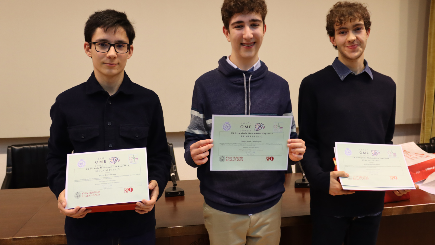 De izquierda a derecha: Sergio Bravo Álvarez (2º premio), Diego Alonso (1º premio) y Rodrigo Herrera (3º premio)