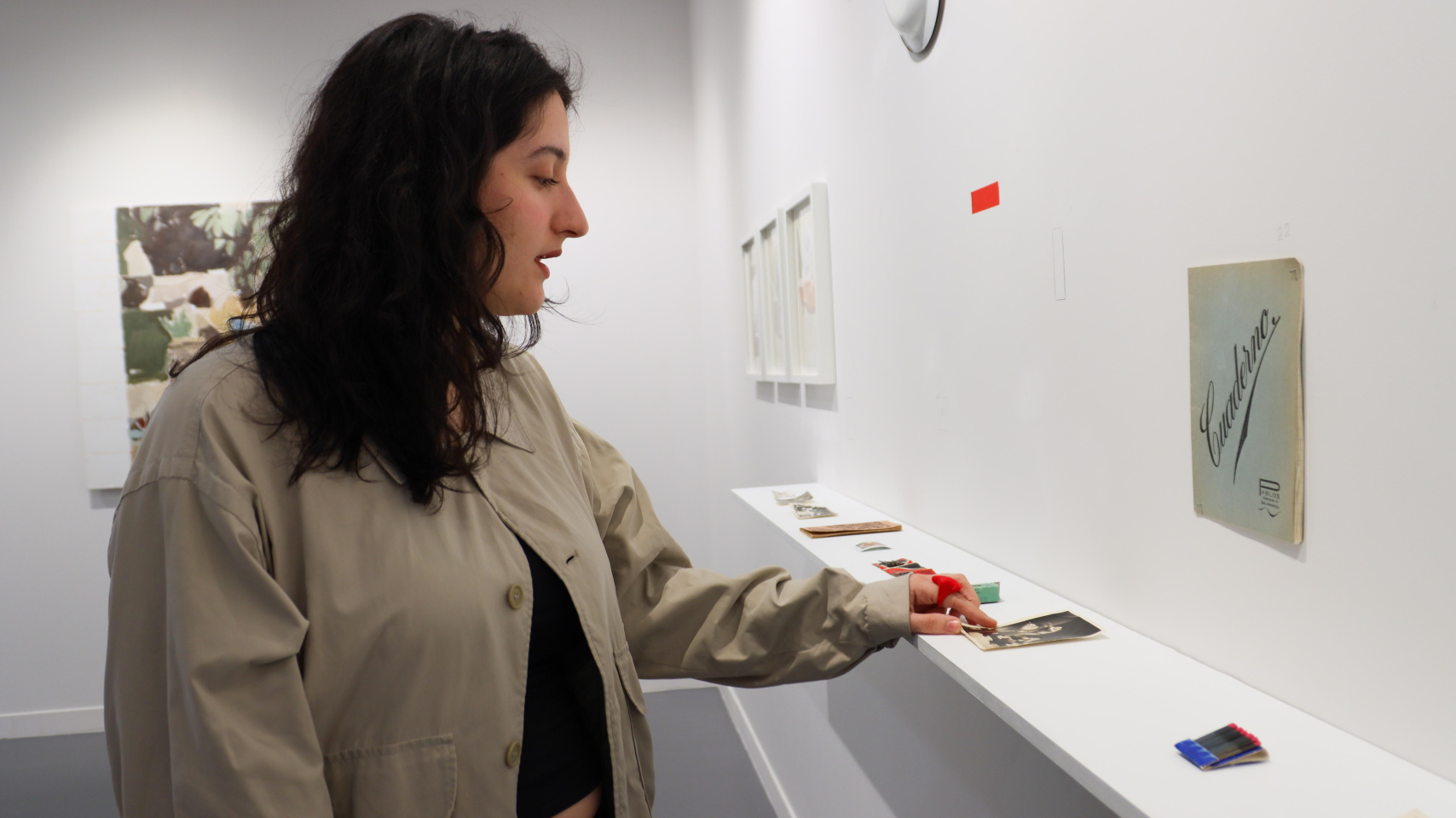 Clara Herrero explica parte de la obra recogida en la exposición 'El desván'