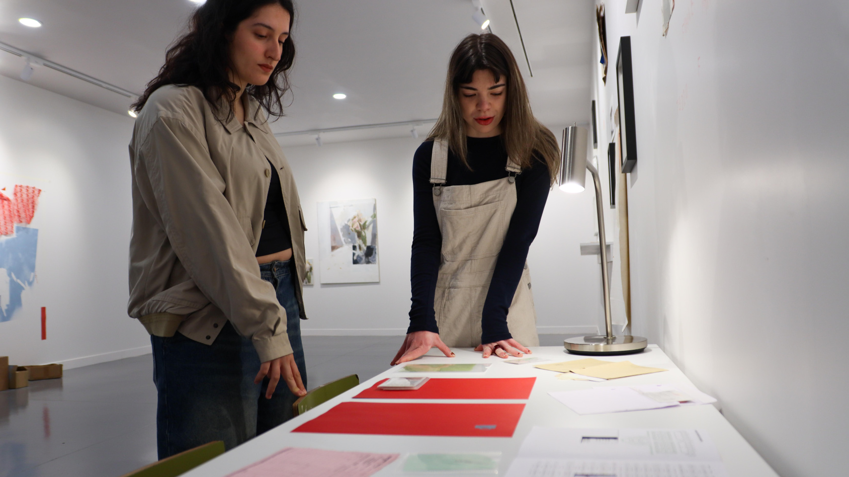 Las artistas Clara Herrero y Ruth Jiménez explican sus obras recogidas en la exposición 'El desván'