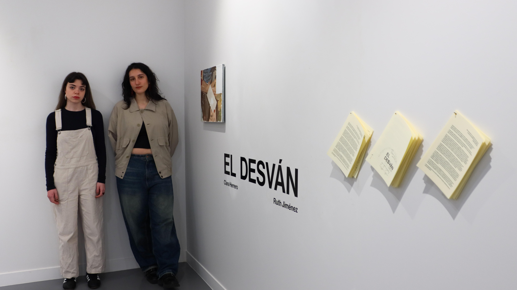 Las artistas Clara Herrero y Ruth Jiménez en la exposición 'El desván'