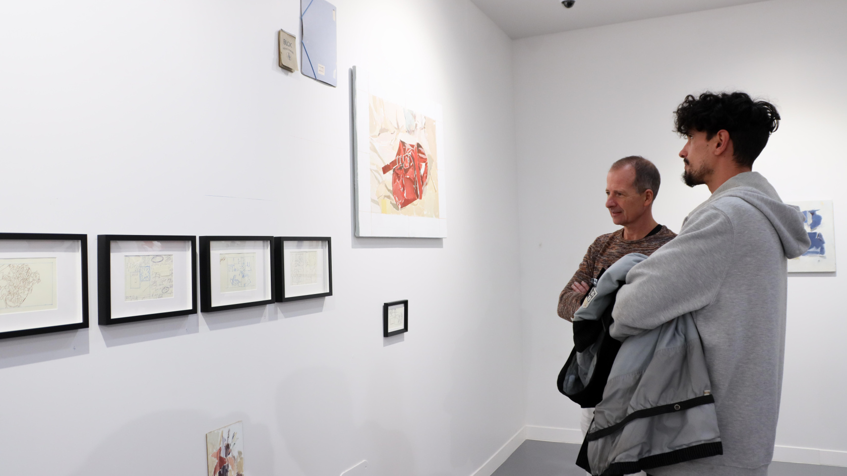 Visitantes disfrutan de parte de la muestra expuesta en la 'Salesis' titulada 'El desván'