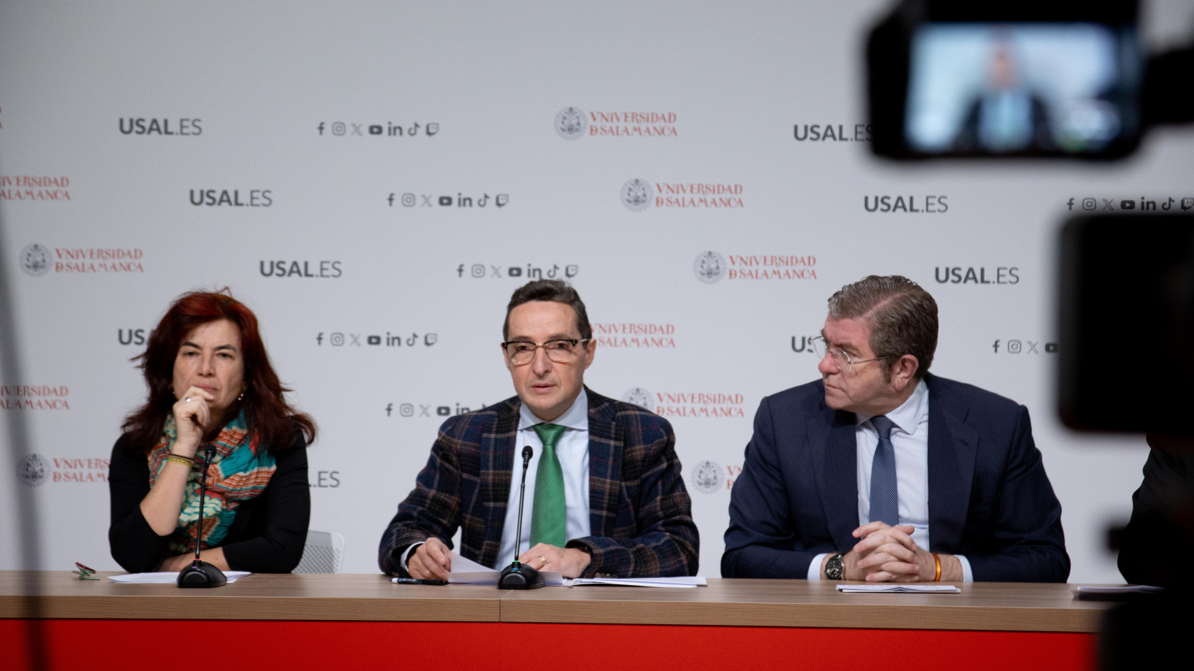 Rueda de prensa 'Premios Cum Laude al Talento Joven 2025'. Marta Gutiérrez, vicerrectora de Estudiantes; Juan Manuel Corchado, rector de la USAL; e Isidoro Alanís, consejero de Alumni-USAL