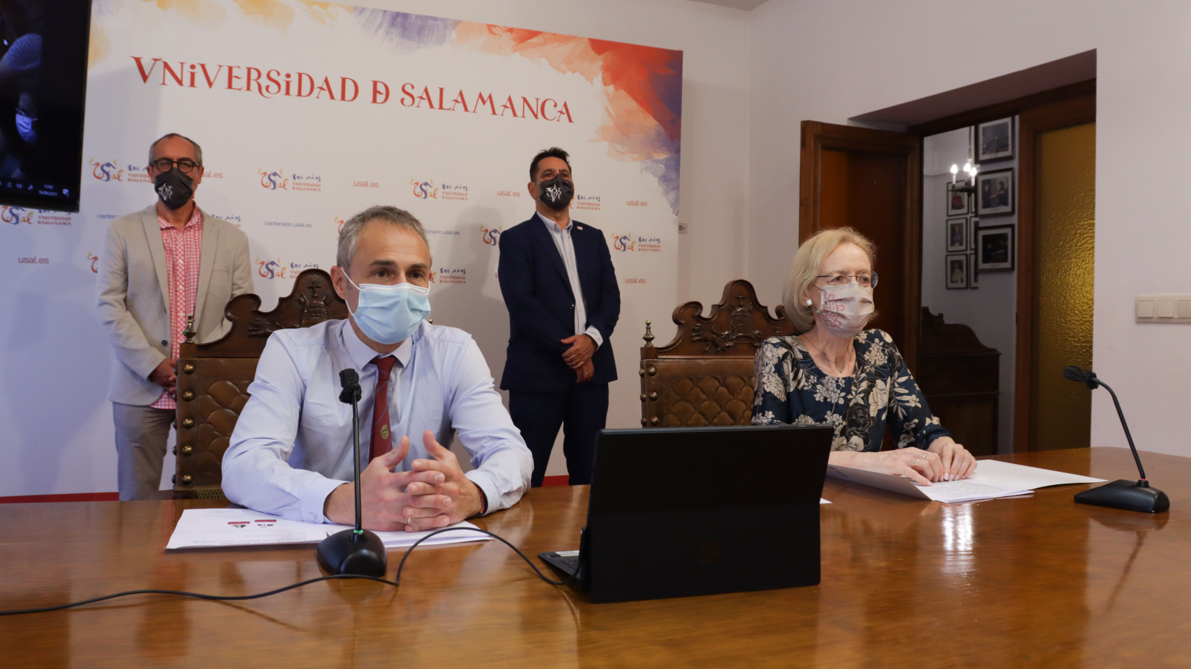 Ricardo Rivero, rector de la Universidad de Salamanca y Nieves Sánchez, directora del Centro Internacional del Español;  detrás Luis Barrio Herrero, director del Servicio de Actividades Culturales y José Luis Herrero, director de Cursos Internacionales.