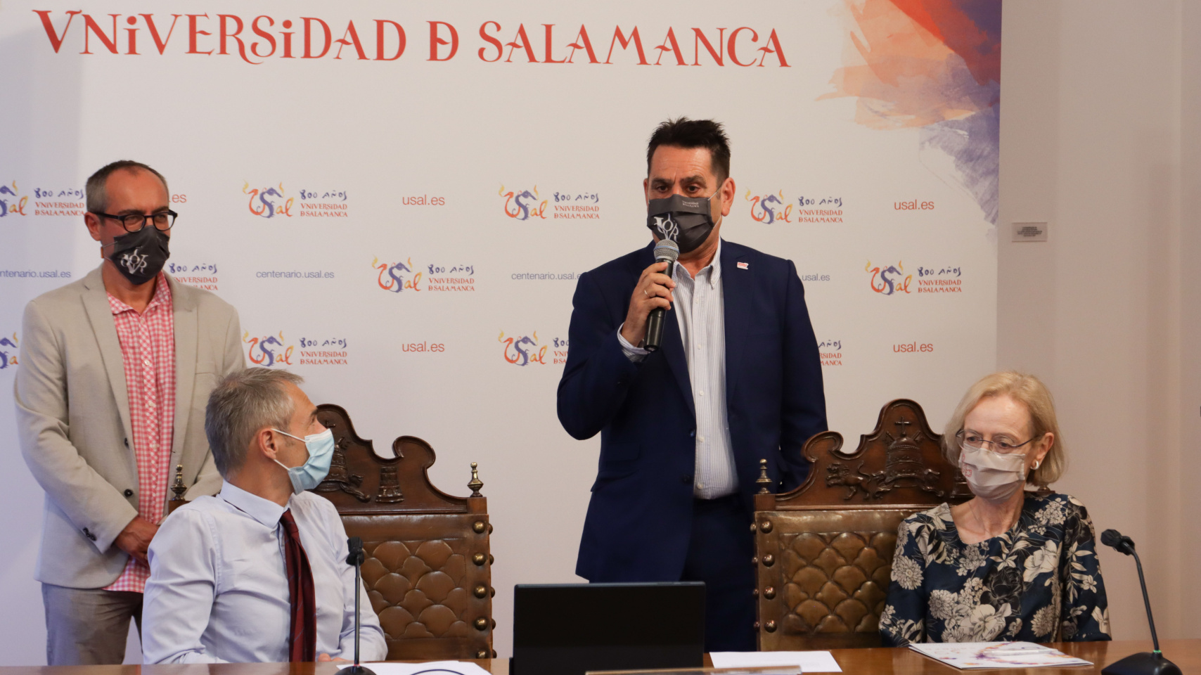 Ricardo Rivero, rector de la Universidad de Salamanca y Nieves Sánchez, directora del Centro Internacional del Español;  detrás Luis Barrio Herrero, director del Servicio de Actividades Culturales y José Luis Herrero, director de Cursos Internacionales.