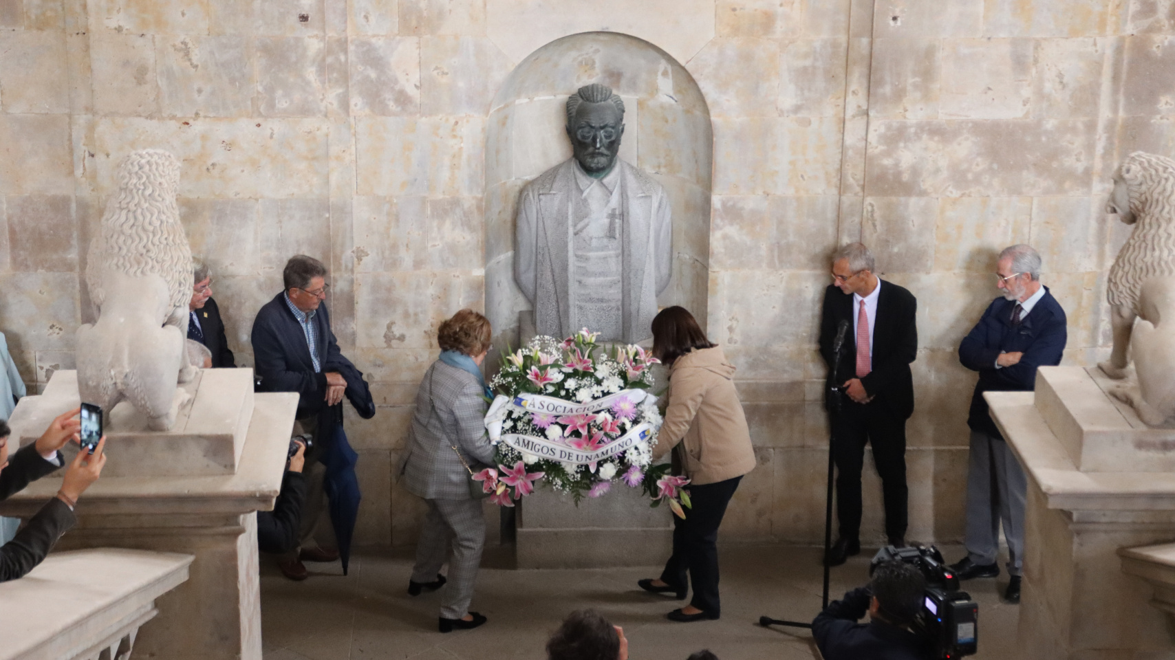 Asistentes al homenaje de Miguel de Unamuno