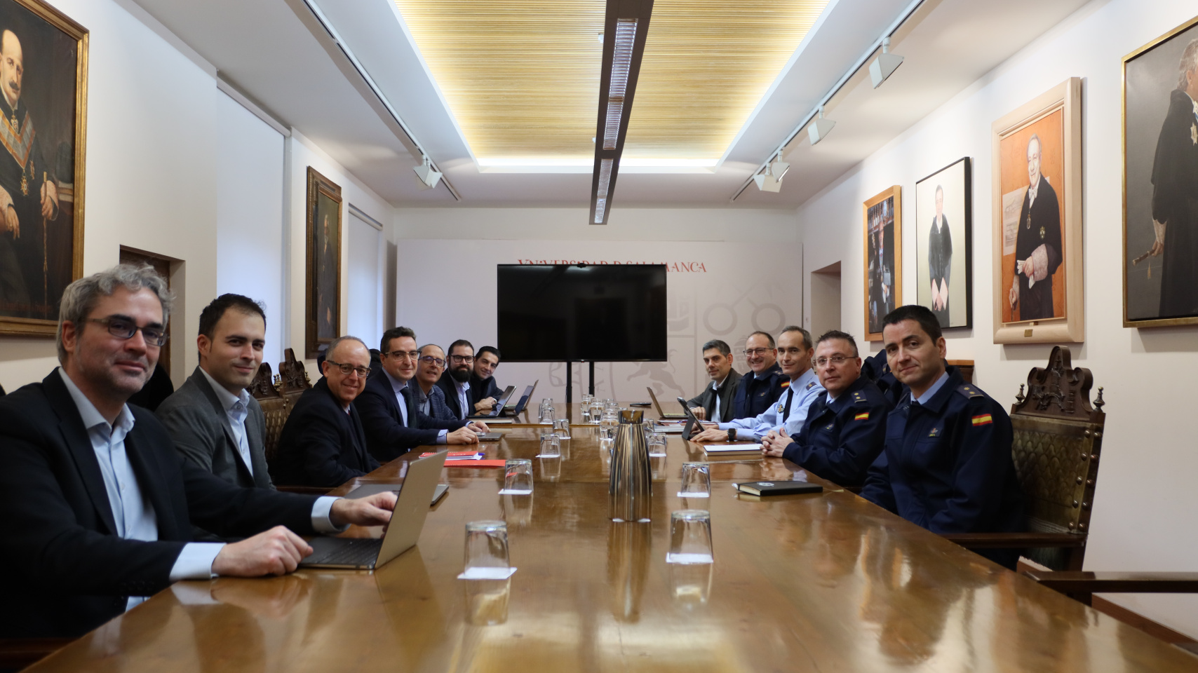 Reunión de trabajo en el Rectorado con miembros de la USAL y del Ejército del Aire y del Espacio