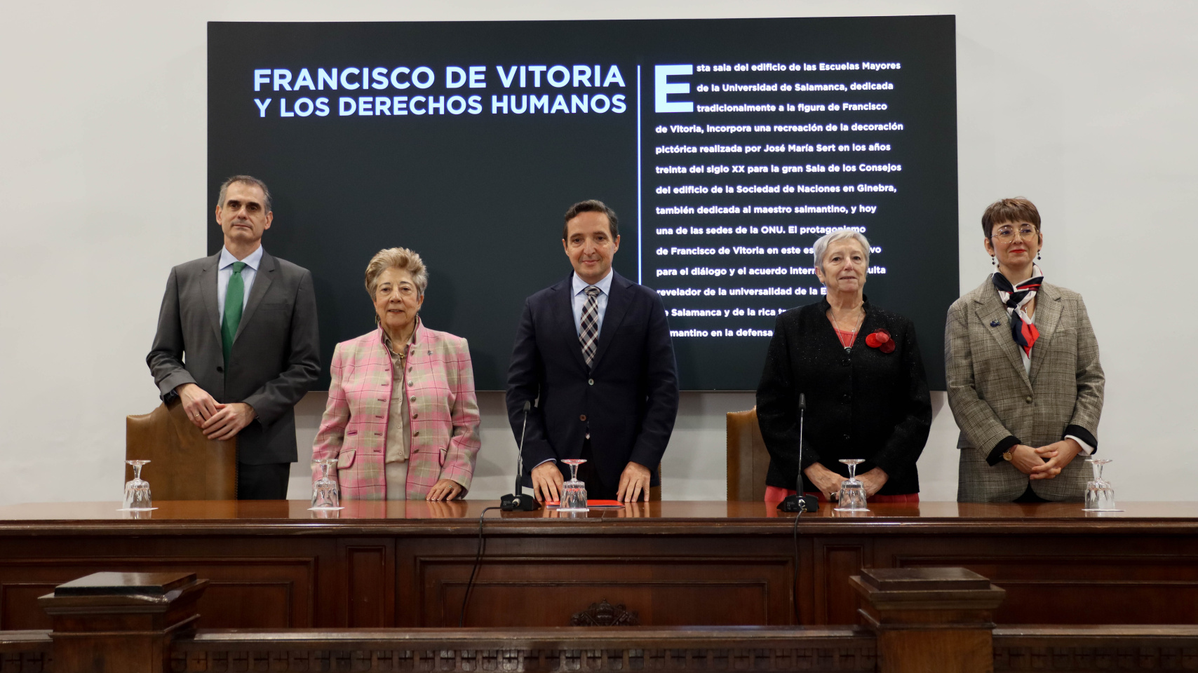 Araceli Mangas y Eulalia Pérez Sedeño junto al rector de la Universidad de Salamanca y sus respectivos padrinos.