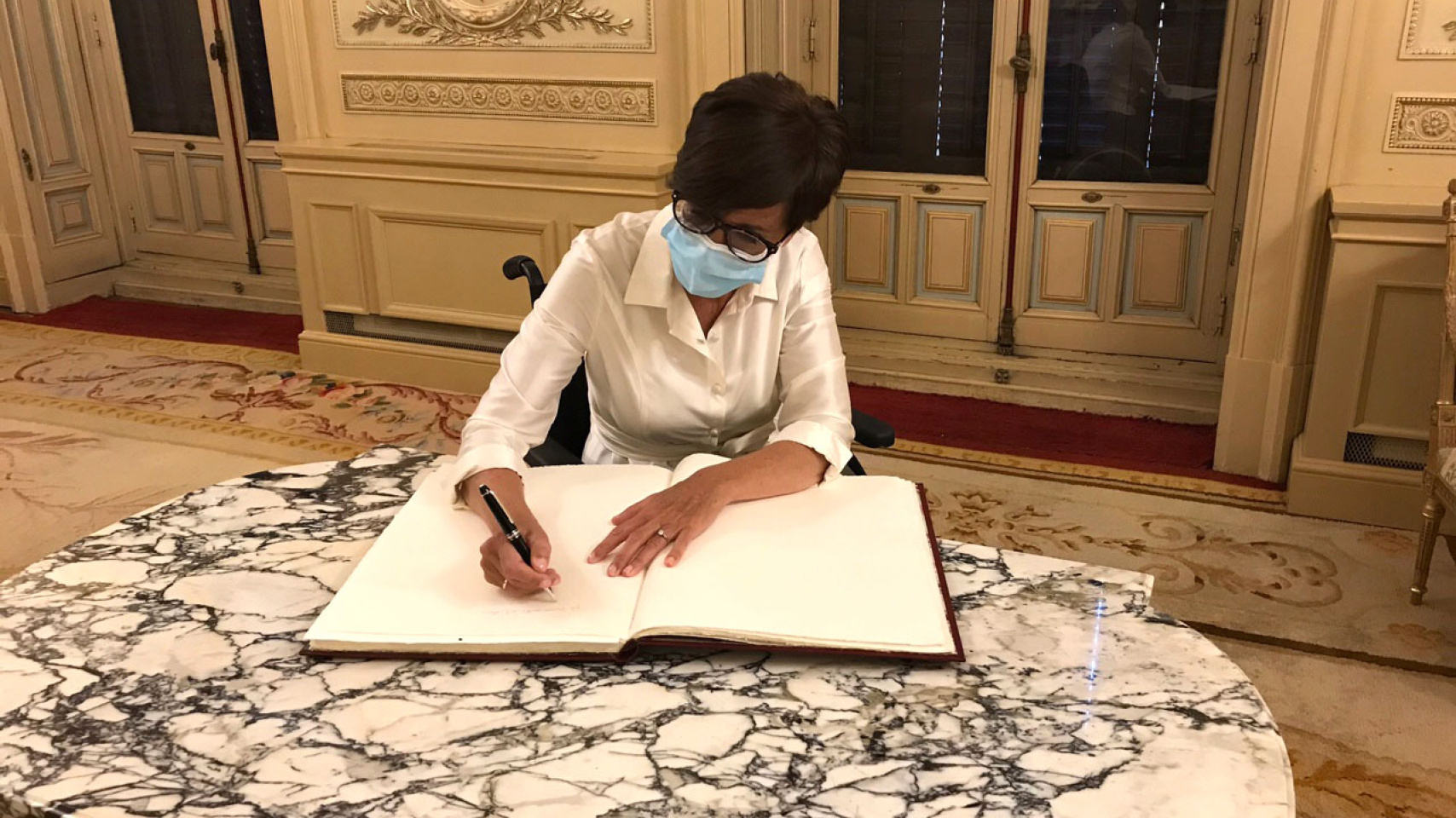 Amelia Castresana firma en el libro de honor del Colegio Notarial de Madrid