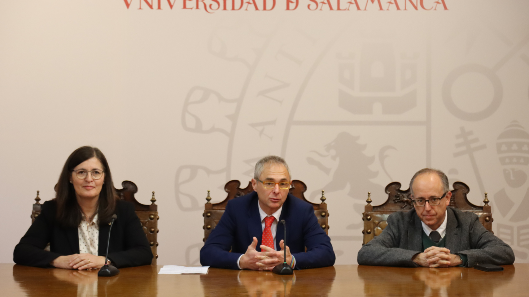 Rueda de prensa con Mª José Conde, virrectora de Calidad y Enseñanzas de Grado; Ricardo Rivero, rector; y José Miguel Mateos, vicerrector de investigación y transferencia de la USAL