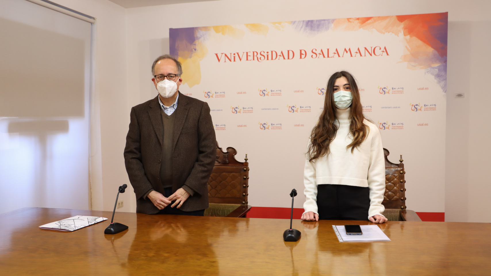 José M. Mateos Roco, vicerrector de Investigación y Transferencia; y Marian Tardáguila, técnico en la Unidad de Cultura Científica y de la Innovación.
