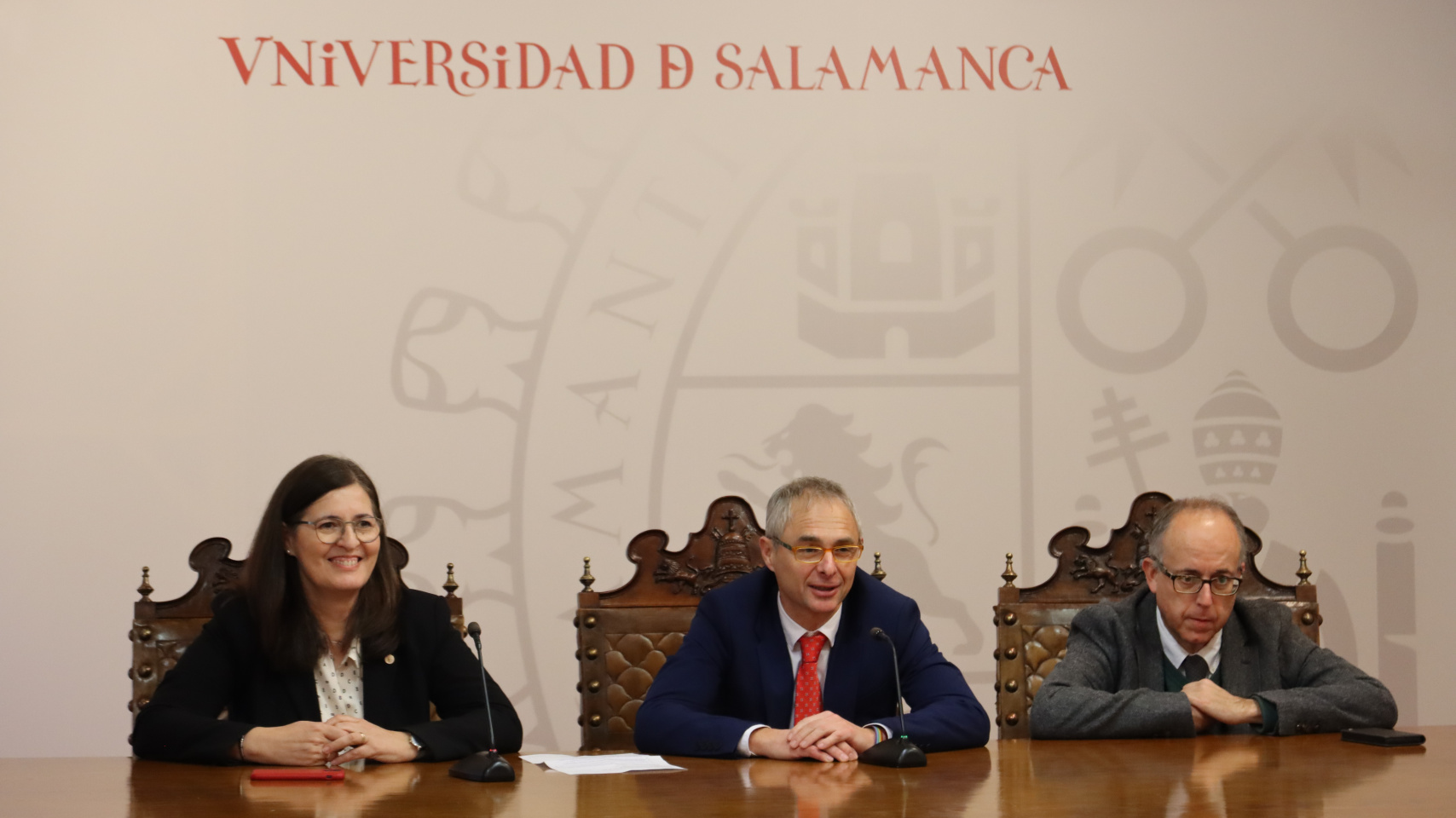Rueda de prensa con Mª José Conde, virrectora de Calidad y Enseñanzas de Grado; Ricardo Rivero, rector; y José Miguel Mateos, vicerrector de investigación y transferencia de la USAL