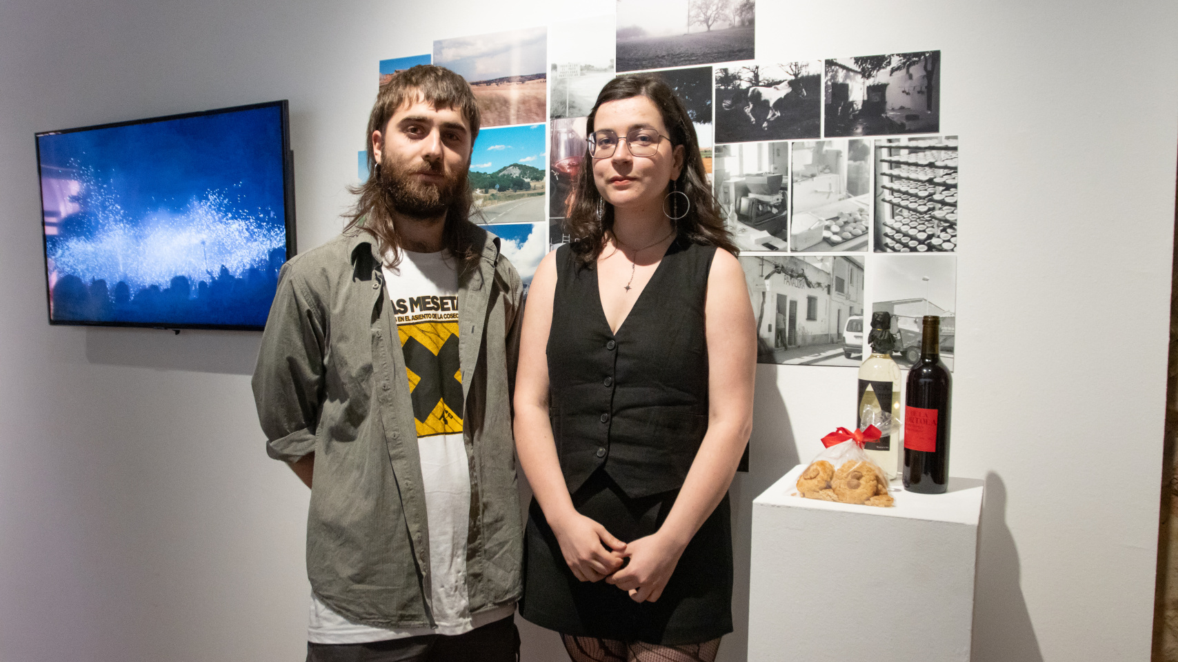 Los autores de la exposición, Cristina Guerrero y Pablo González, ambos graduados en Bellas Artes por la USAL