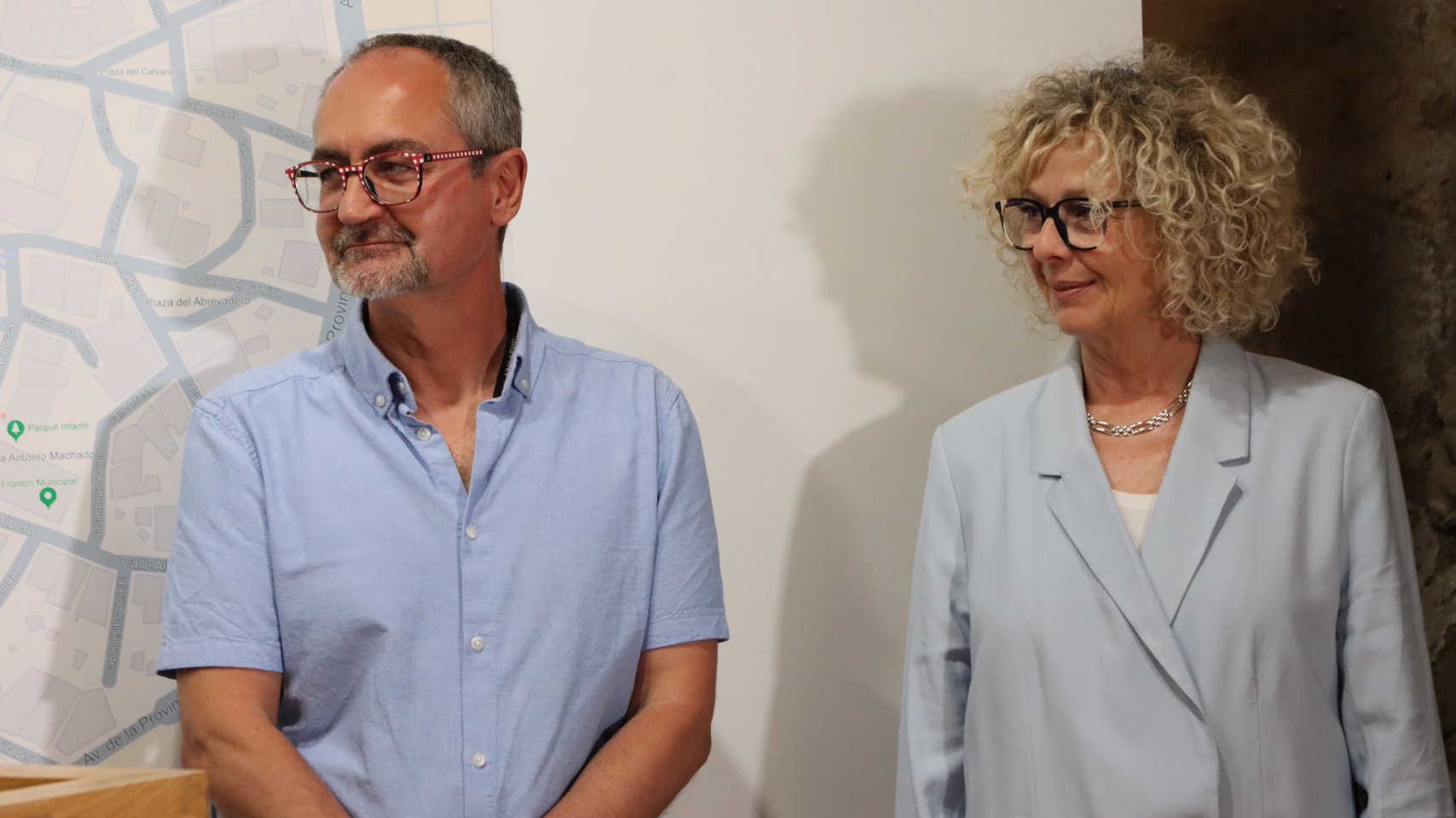 La vicerrectora de Estudiantes, Celia Aramburu, y Luis Barrio Fernández, director del Servicio de Actividades Culturales (SAC) de la USAL en la inauguración