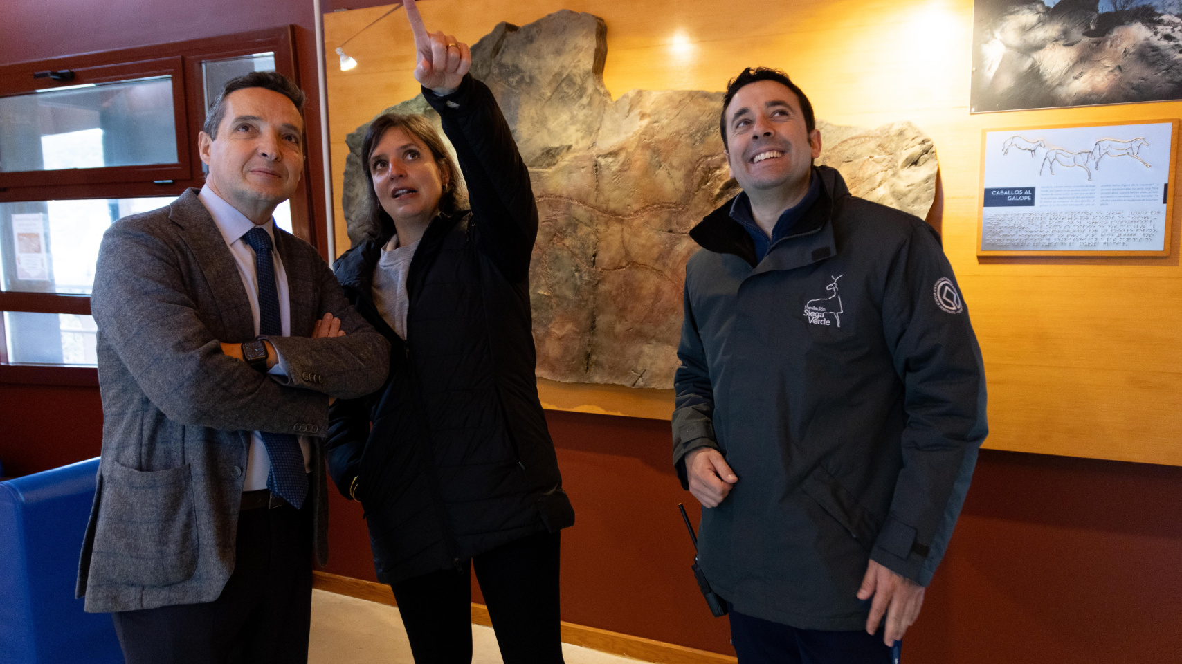 El rector Juan Manuel Corchado visita el yacimiento arqueológico de Siega Verde guiado por el coordinador Alejandro Fonseca Moro y la doctora Olivia Rivero