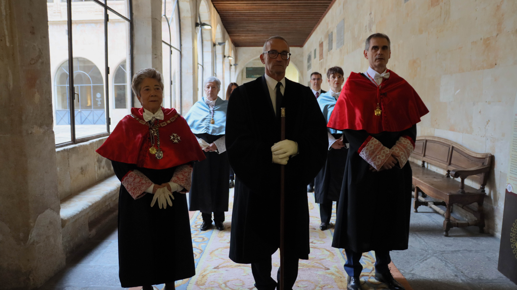 Cortejo hacia el Paraninfo con las futuras doctoras 'honoris causa'