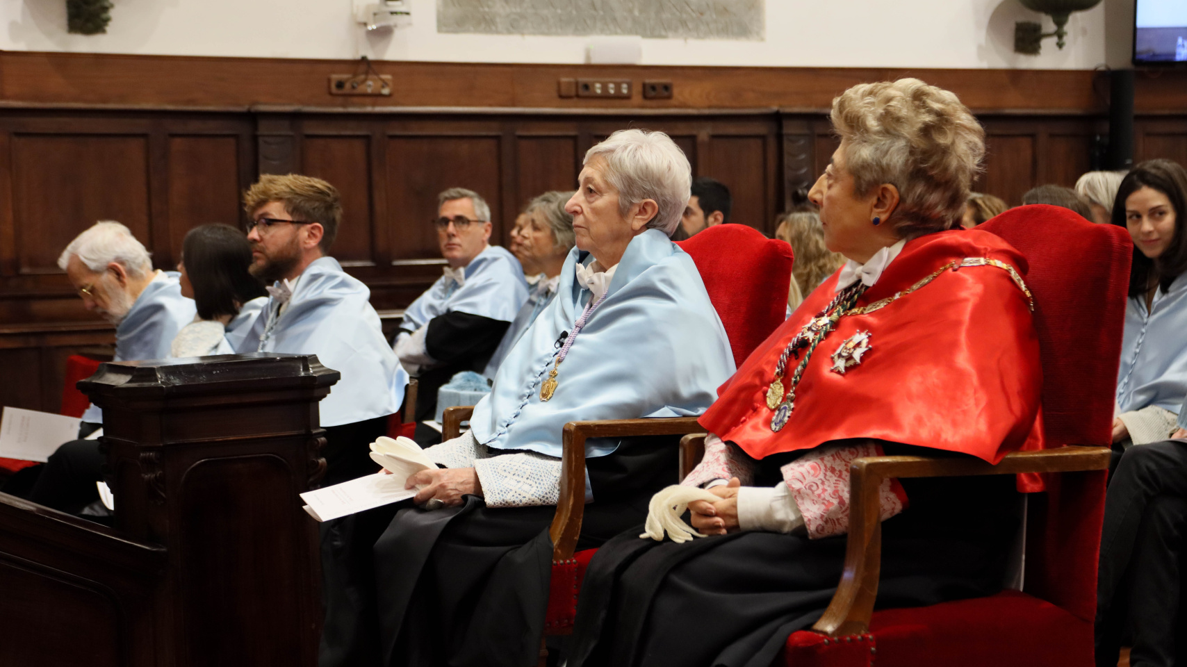 Araceli Mangas y Eulalia Pérez Sedeño al inicio de la ceremonia en el Paraninfo