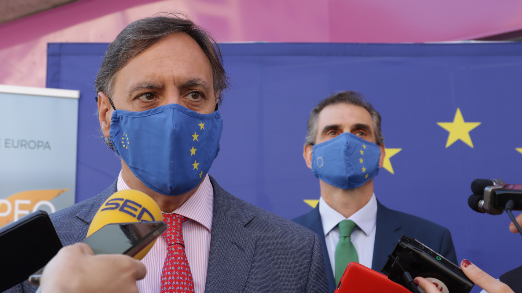 Carlos García Carbayo, alcalde de Salamanca; y detrás Luis Norberto González Alonso, director Centro de Documentación Europea-Europe Direct.