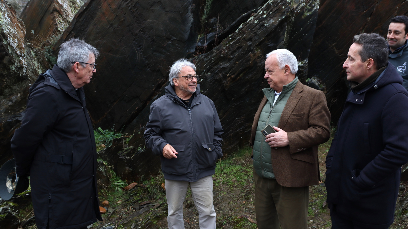 Manuel Santonja, arqueólogo y descubridor del yacimiento realiza una explicación durante la visita guiada