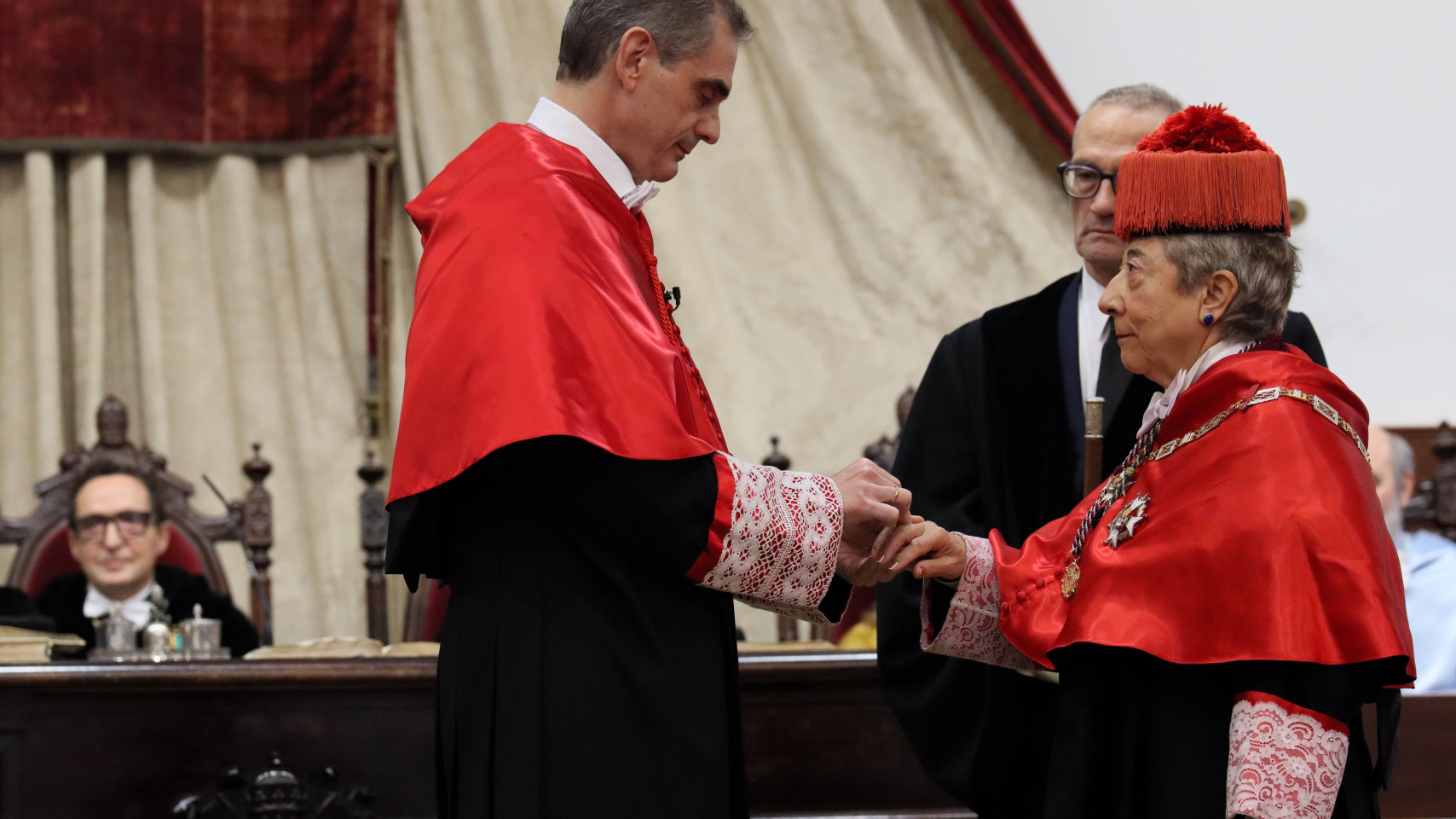 El padrino de Araceli Mangas coloca el anillo.