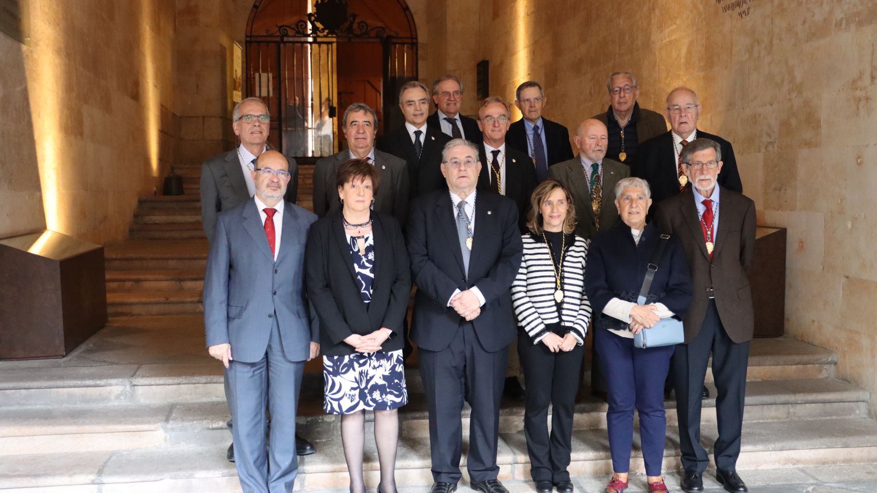 Foto de grupo con María Josefa García Barrado, nueva académica de la Real Academia de Medicina de Salamanca, junto a otro miembros de la RAMSA