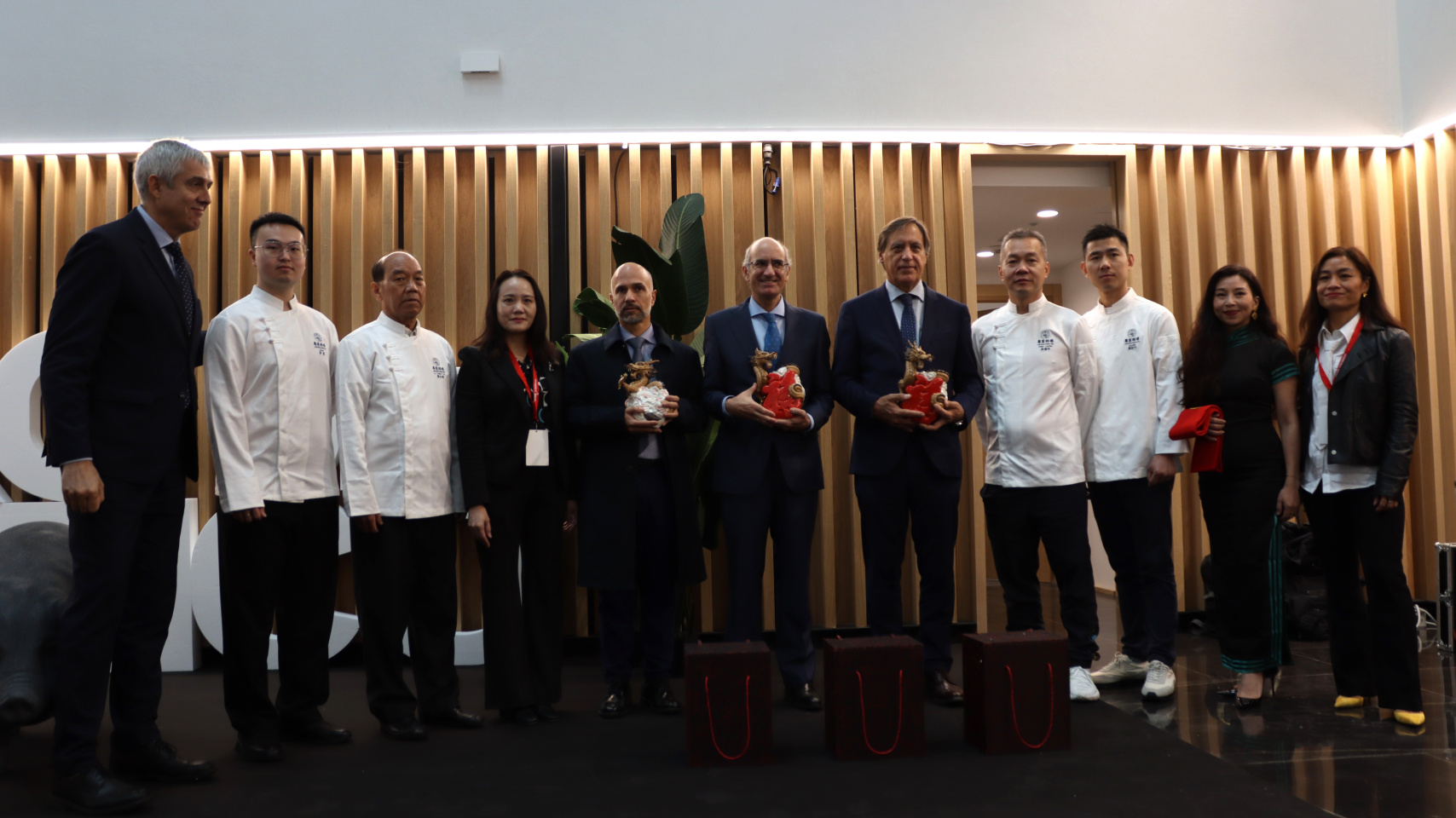 El vicerrector de Economía, Javier González Benito, asiste a la inauguración del congreso junto al alcalde de Salamanca y al presidente de la Diputación Provincial