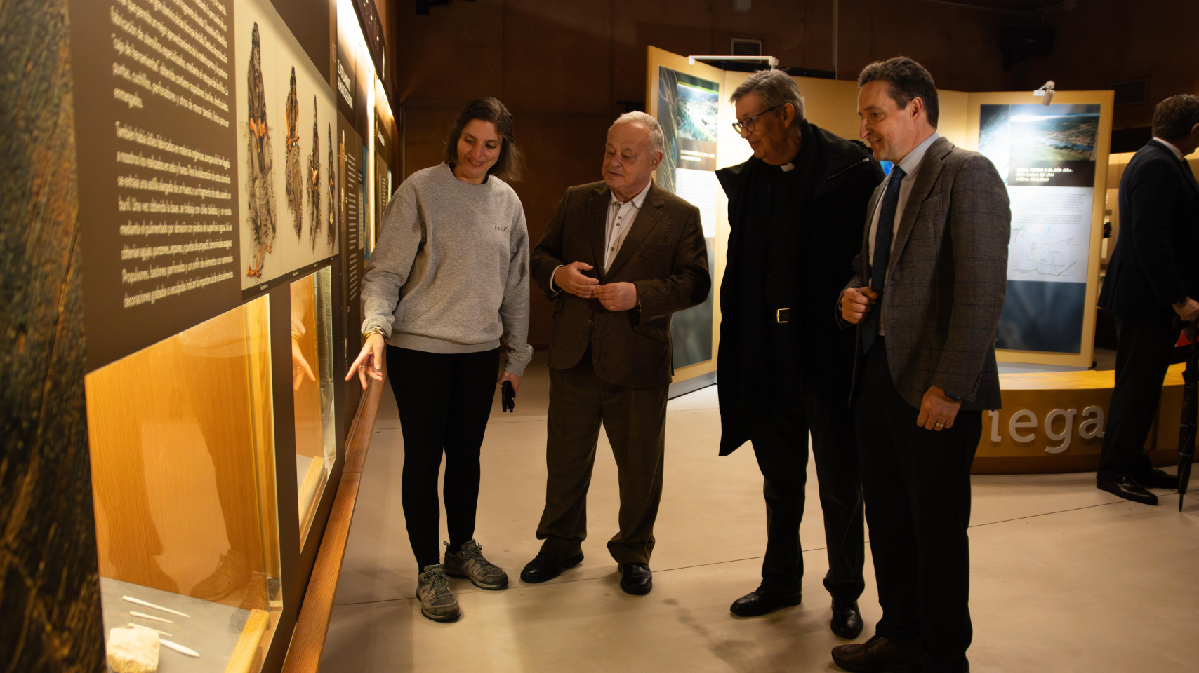 El rector de la Universidad de Salamanca, el presidente de la Fundación Siega Verde y el rector de la Universidad Pontificia de Salamanca visitan las instalaciones del yacimientos acompañados de Oliva Rivero