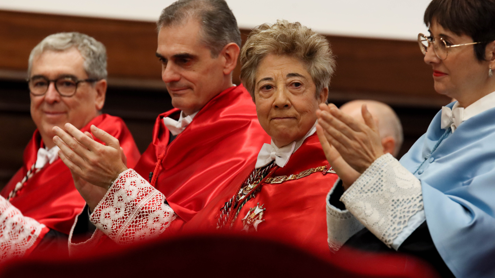Araceli Mangas tras su discurso ceremonial.