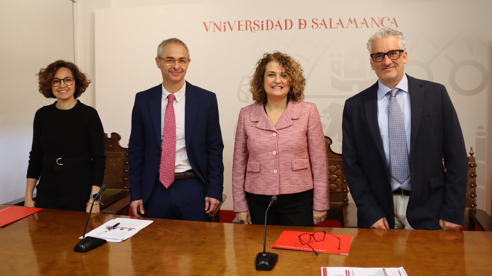 El rector, Ricardo Rivero acompañado por Ana Martín Suárez, vicerrectora de Ciencias de la Salud y Asuntos Sociales; Cristina Maderuelo del Área de Farmacia y Tecnología Farmacéutica; y Luis Félix Valero del Área de Medicina Preventiva de la USAL