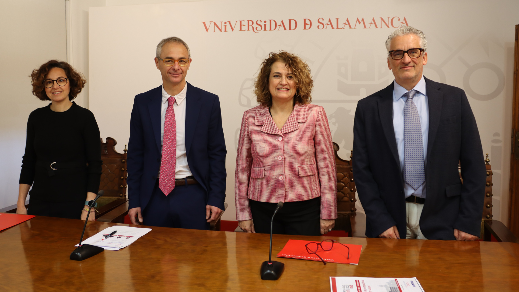 Rueda de prensa con el rector, Ricardo Rivero, acompañado por Ana Martín Suárez, vicerrectora de Ciencias de la Salud y Asuntos Sociales; Cristina Maderuelo del Área de Farmacia y Tecnología Farmacéutica; y Luis Félix Valero del Área de Medicina Preventiva de la USAL