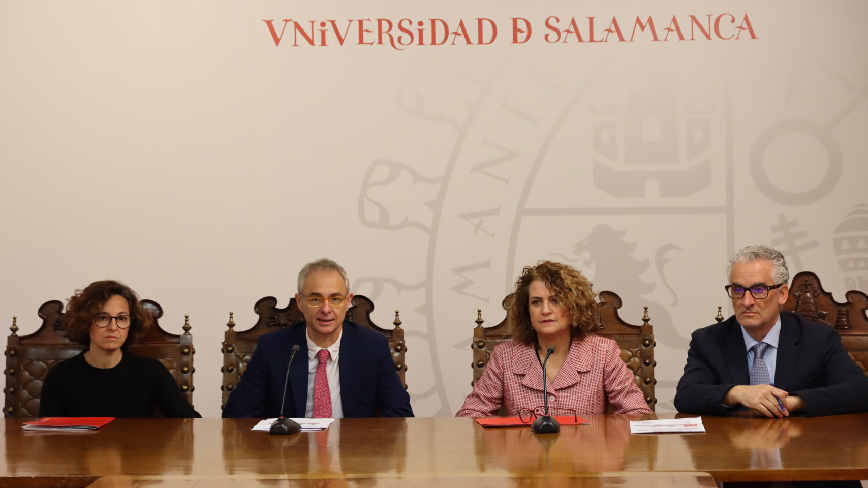 Rueda de prensa con el rector, Ricardo Rivero, acompañado por Ana Martín Suárez, vicerrectora de Ciencias de la Salud y Asuntos Sociales; Cristina Maderuelo del Área de Farmacia y Tecnología Farmacéutica; y Luis Félix Valero del Área de Medicina Preventiva de la USAL