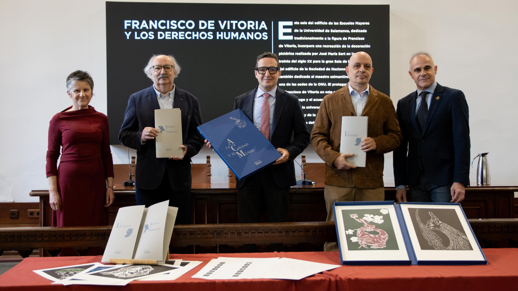 Presentación del poemario. De izq. a dcha. La ilustradora Eugenia Crespo Matellán, el coautor Antonio Colinas, el rector Juan Manuel Corchado, el coautor Juan Antonio González Iglesias y el director de Ediciones Jacobo Sanz.