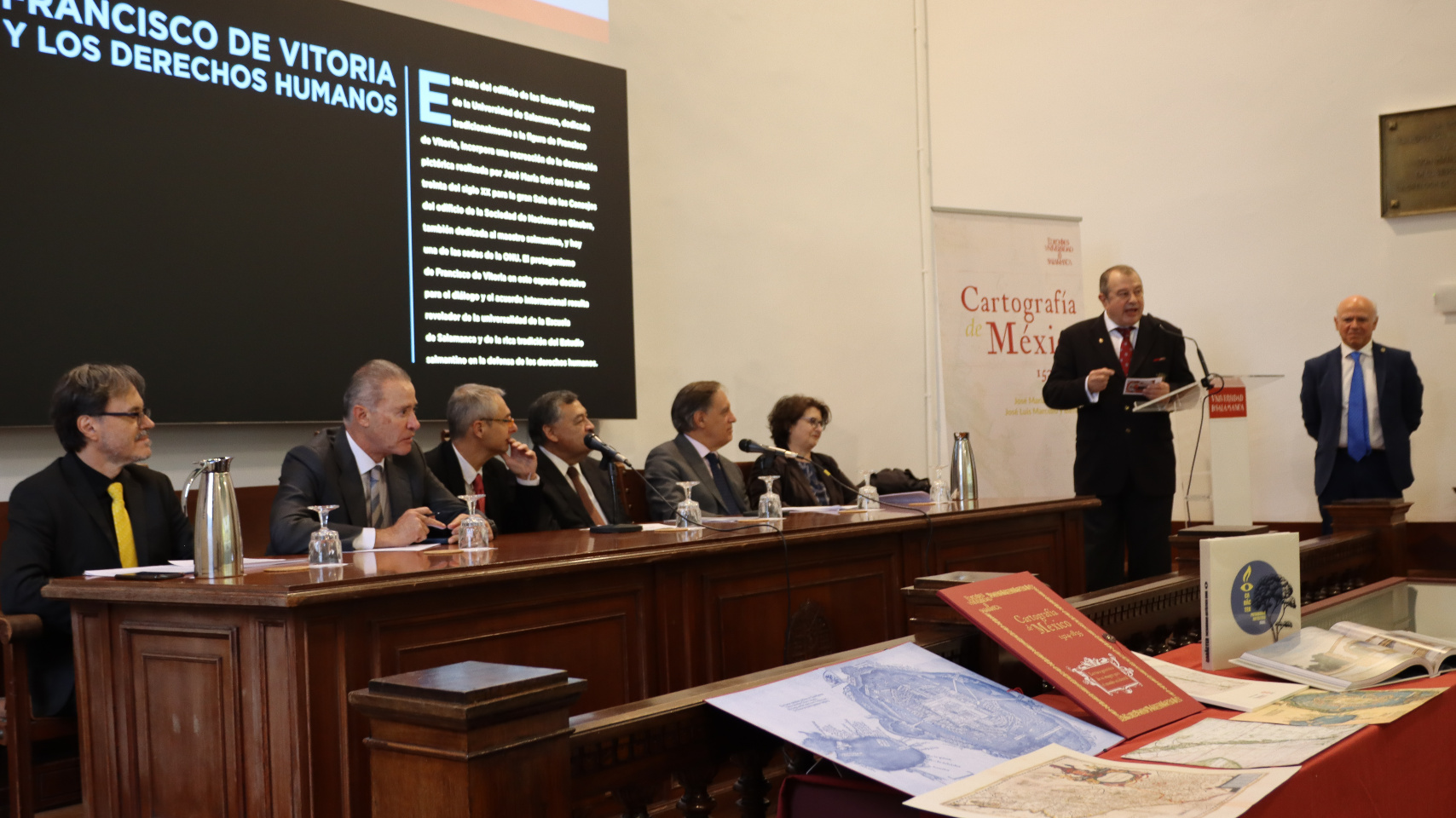 Acto con la participación de los rectores de Salamanca y Autónoma de Nuevo León (UANL), Ricardo Rivero y Santos Guzmán; el embajador de México en España, Quirino Ordaz; el alcalde de Salamanca, Carlos Manuel García; la profesora de la USAL Izaskun Álvarez; y de José Javier Villarreal, secretario de Extensión y Cultura de la UANL, además de los autores.