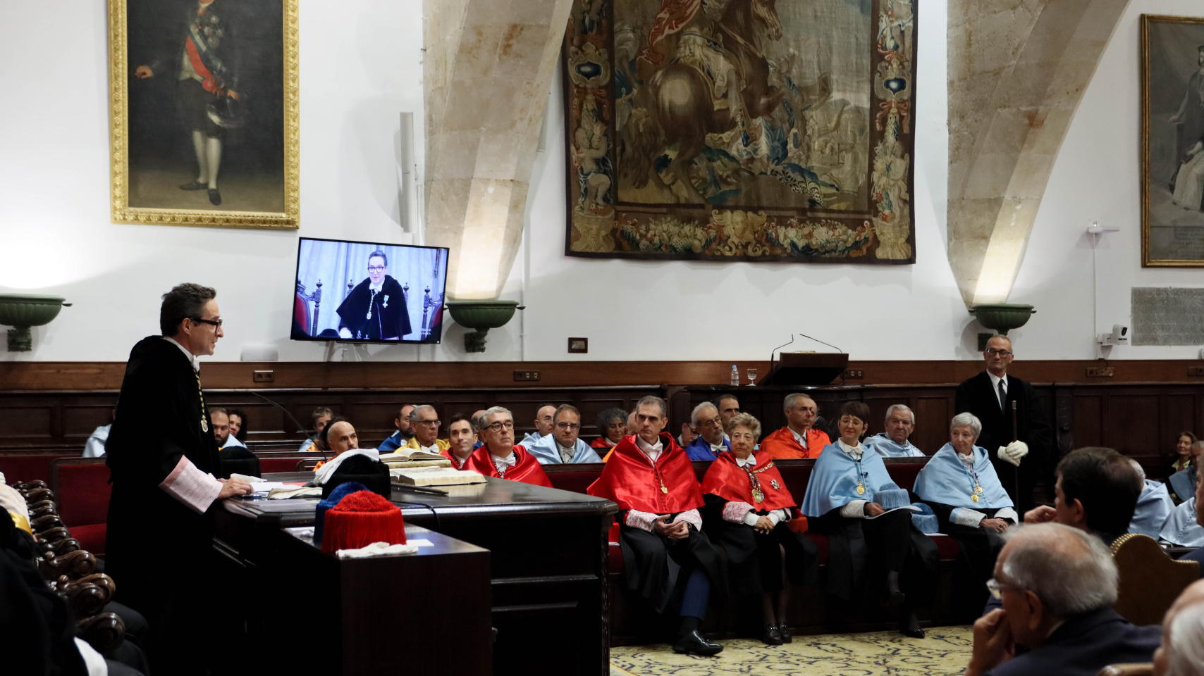 El rector de la Universidad de Salamanca durante su intervención en la ceremonia.