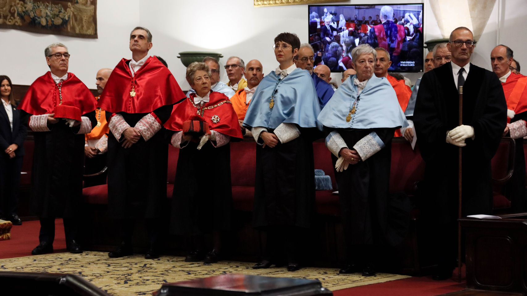 Araceli Mangas y Eulalia Pérez Sedeño acompañadas de sus padrinos durante el final de la ceremonia