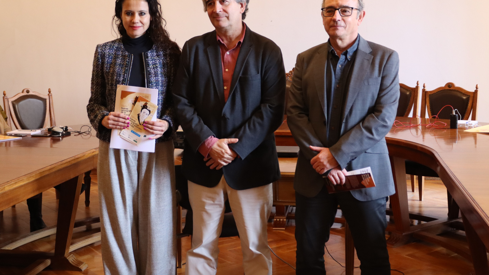 Manuel González de la Aleja, decano de la Facultad de Filología; Miguel Marañón Ripoll, jefe del departamento de cultura digital del Instituto Cervantes; y María José Bruña Bragado, coordinadora de las actividades literarias venezolanas vinculadas a la Cátedra Ramos Sucre en la presentación del encuentro.