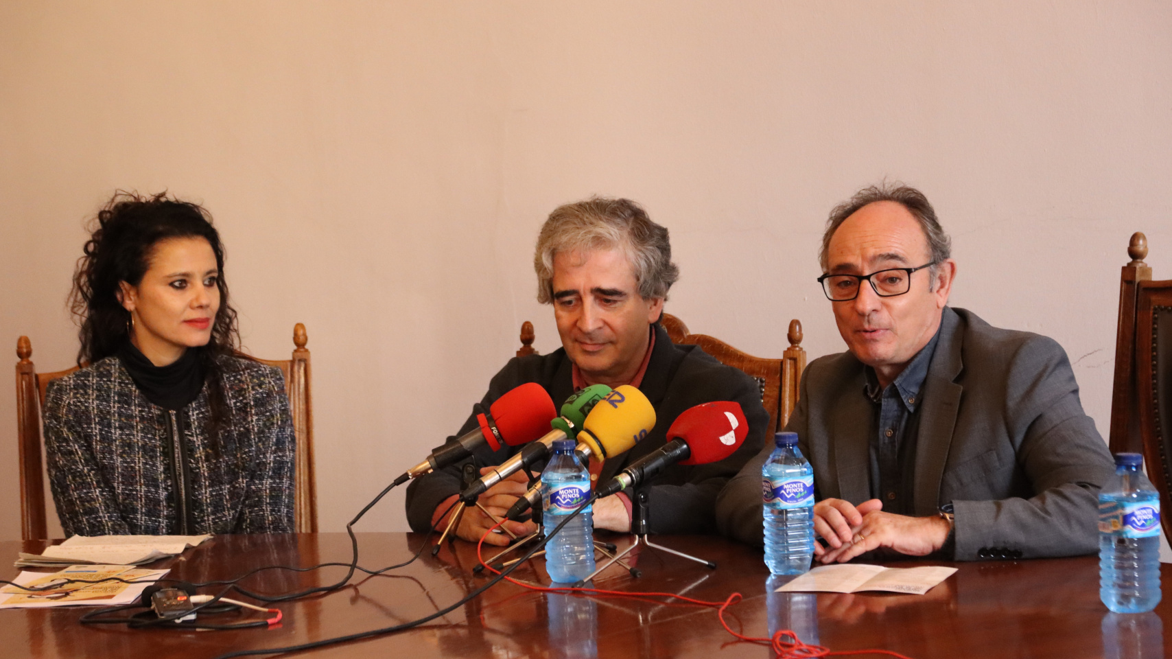Manuel González de la Aleja, decano de la Facultad de Filología; Miguel Marañón Ripoll, jefe del departamento de cultura digital del Instituto Cervantes; y María José Bruña Bragado, coordinadora de las actividades literarias venezolanas vinculadas a la Cátedra Ramos Sucre en la presentación del encuentro.