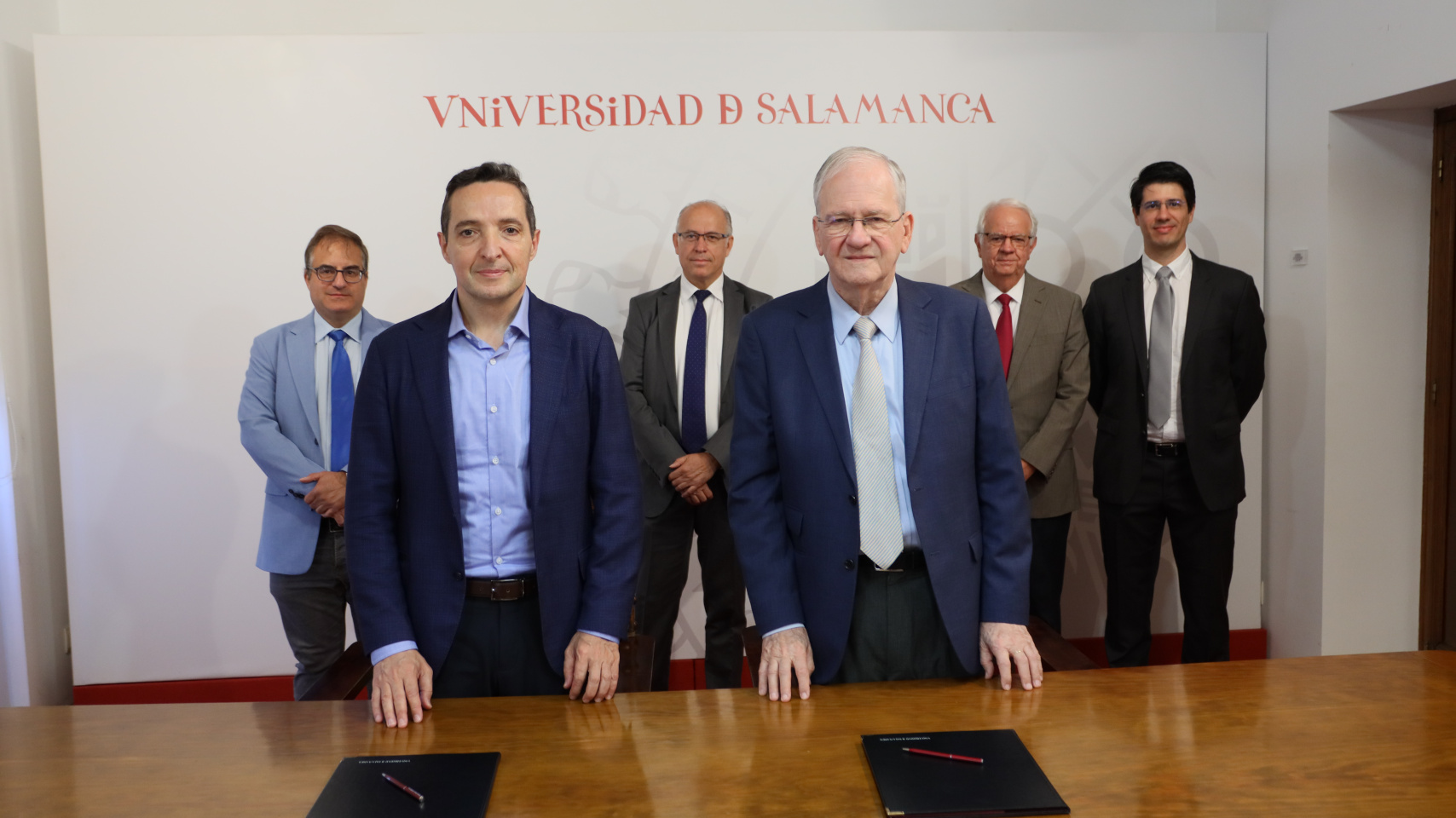 El rector de la Universidad de Salamanca, Juan Manuel Corchado, y el presidente de la FAPESP, Marco Antonio Zago, acompañados por el vicerrector de Internalización y Cooperación, Raúl Prieto;  el director del Centro de Estudios Brasileños, José Manuel Santos; y los profesores que integran el área internacional de Investigación Científica de la FAPESP, Leandro Coll y Raúl Machado.