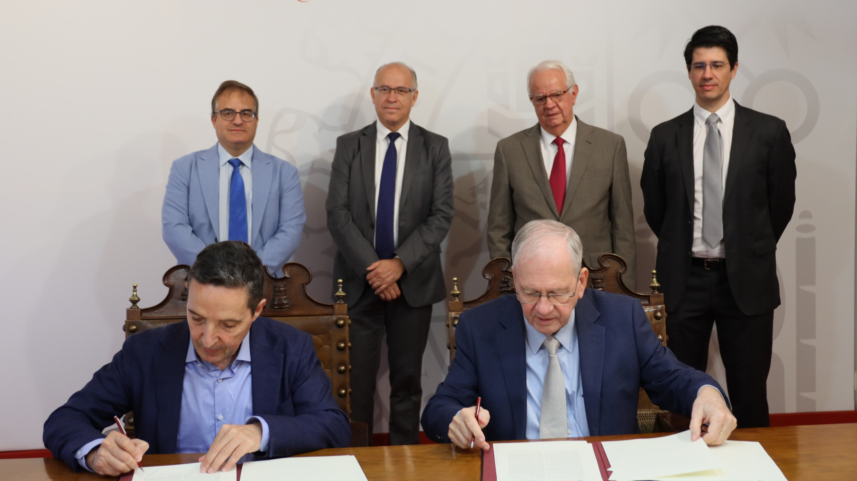 El rector de la Universidad de Salamanca, Juan Manuel Corchado, y el presidente de la FAPESP, Marco Antonio Zago, acompañados por el vicerrector de Internalización y Cooperación, Raúl Prieto;  el director del Centro de Estudios Brasileños, José Manuel Santos; y los profesores que integran el área internacional de Investigación Científica de la FAPESP, Leandro Coll y Raúl Machado.