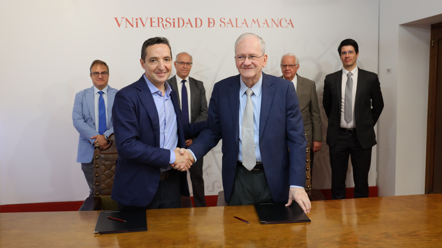 El rector de la Universidad de Salamanca, Juan Manuel Corchado, y el presidente de la FAPESP, Marco Antonio Zago, acompañados por el vicerrector de Internalización y Cooperación, Raúl Prieto; el director del Centro de Estudios Brasileños, José Manuel Santos; y los profesores que integran el área internacional de Investigación Científica de la FAPESP, Leandro Coll y Raúl Machado.