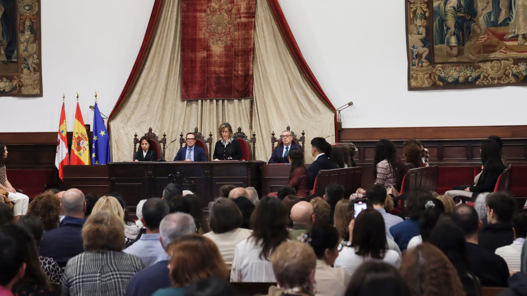 Intervención de la vicerrectora Bertha Gutiérrez durante la ceremonia de entrega de los premios extraordinarios de Grado