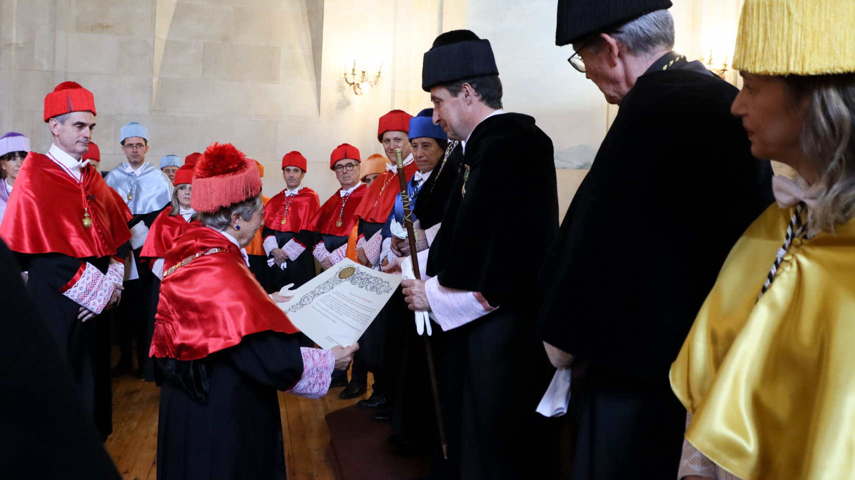 Araceli Mangas recibe el diploma 'honoris causa'