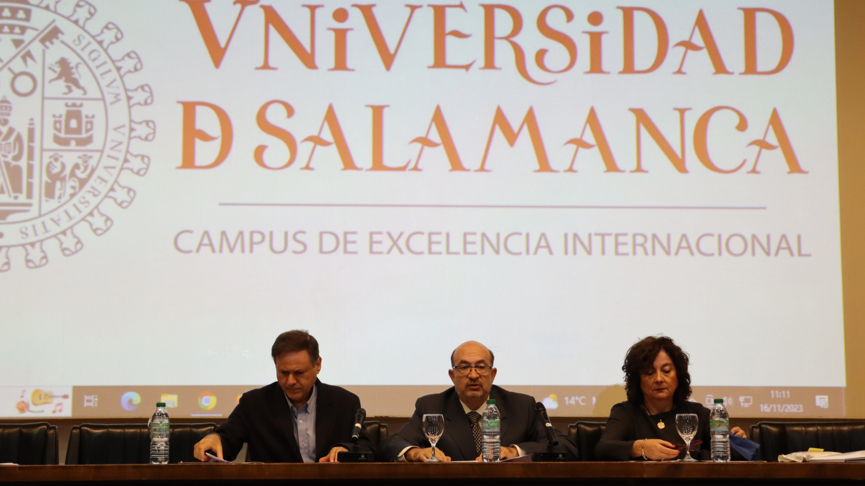 El vicerrector de Ordenación Académica y Profesorado, David Díez, ha presidido el evento junto con los dos decanos, Antonio Miguel Martínez (Ciencias) y María del Mar Canedo (Ciencias Químicas).