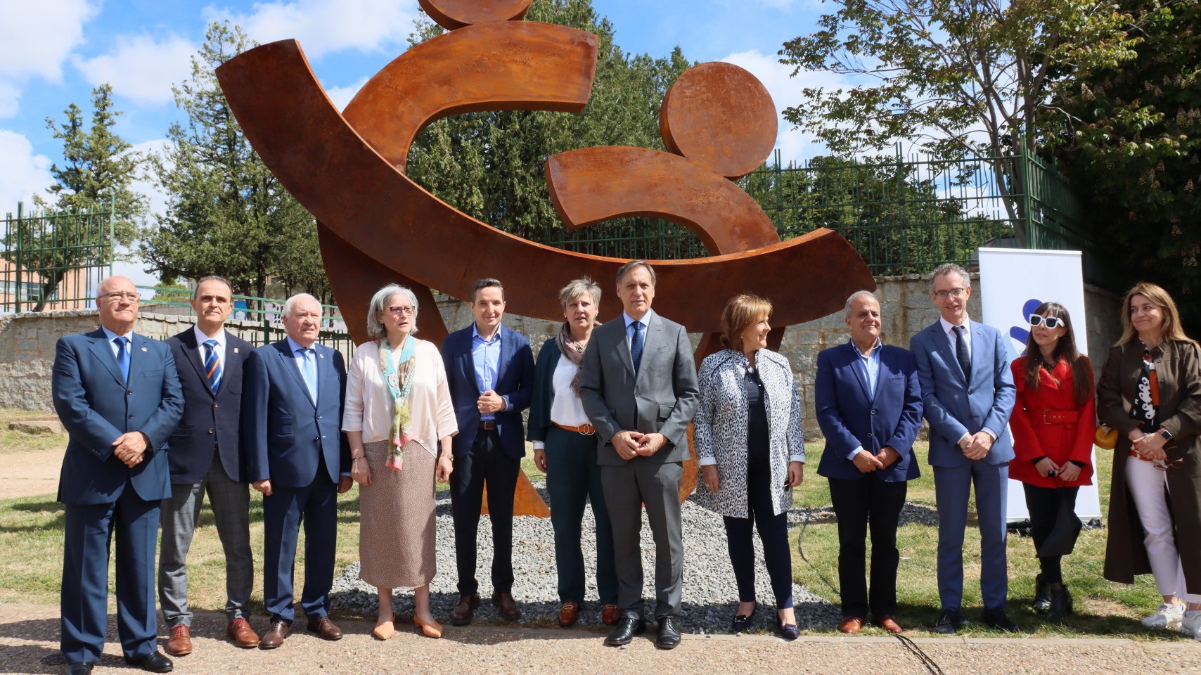 Acto de inauguración de la escultura en homenaje a la labor de los profesionales sanitarios durante la pandemia