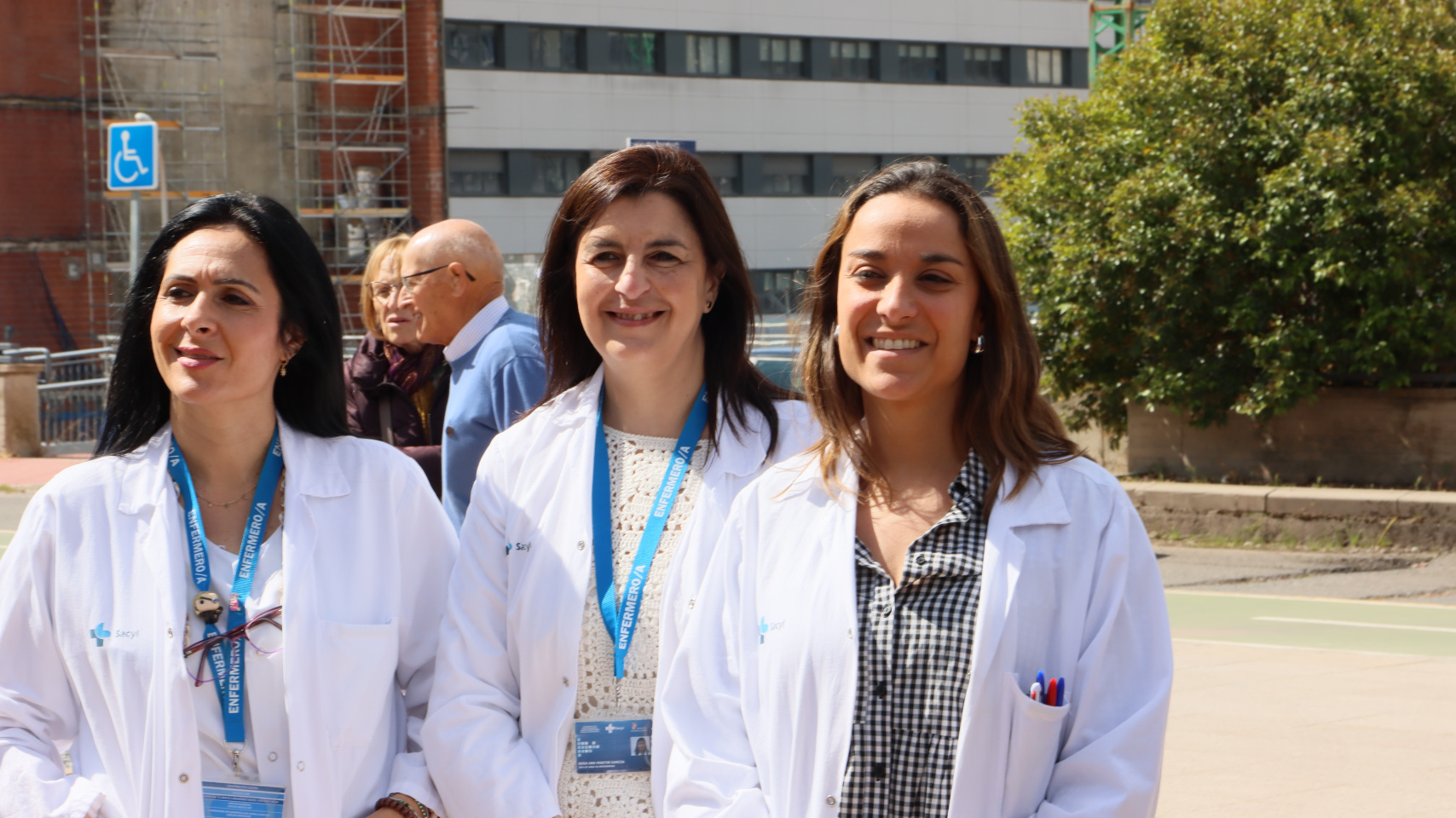 Acto de inauguración de la escultura en homenaje a la labor de los profesionales sanitarios durante la pandemia