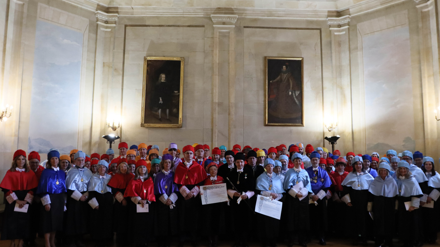 Participantes en la ceremonia 'honoris causa' de la comunidad universitaria junto a las doctoras Araceli Mangas y Eulalia Pérez.