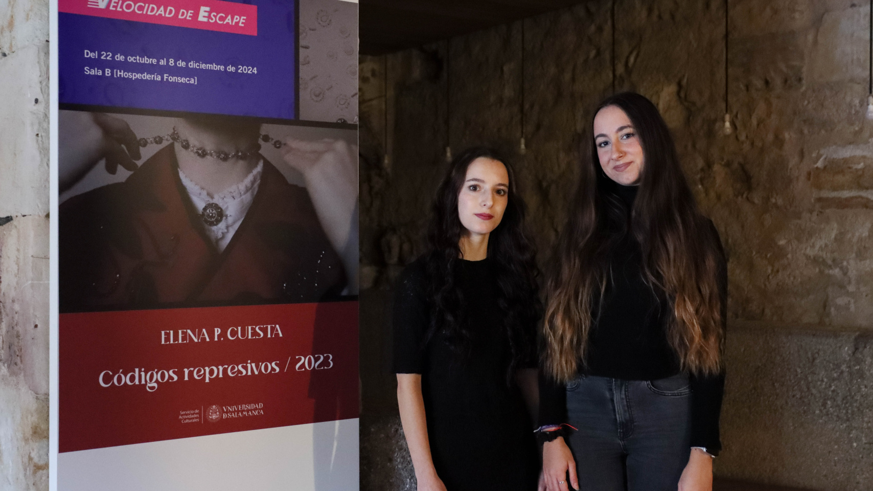 La artista Elena P. Cuesta y la comisaria Beatriz Arroyo de la obra Códigos Represivos