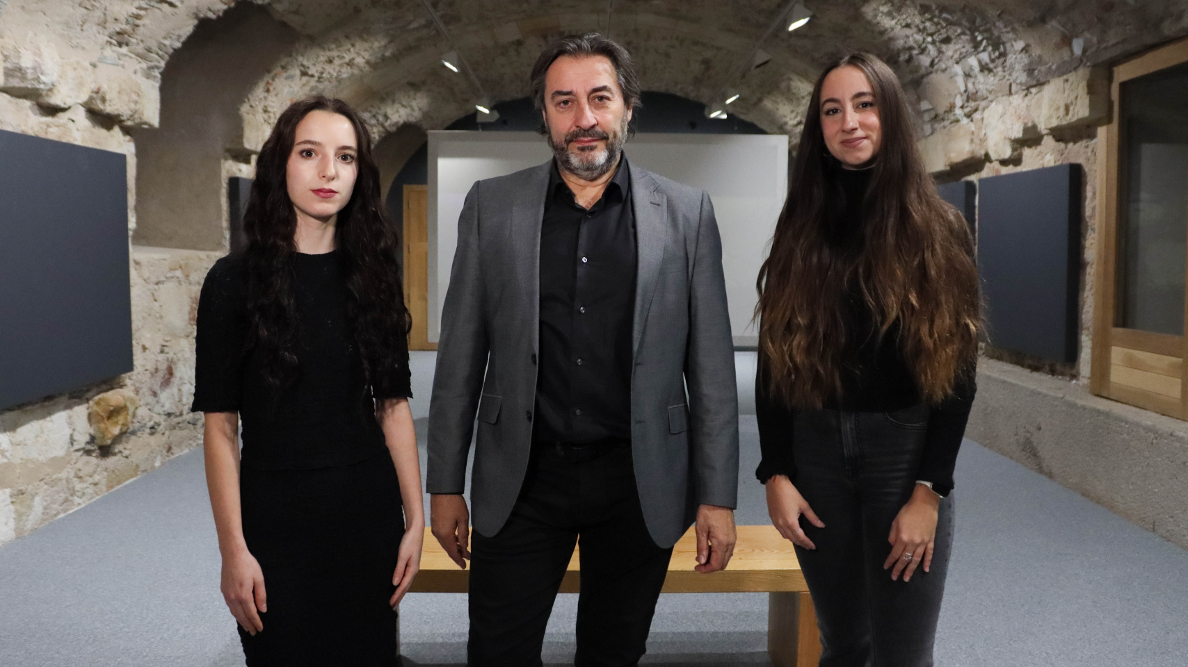 Elena P. Cuesta, artista de la obra; Javier Panera, director del servicio de Actividades Culturales de la USAL, y Beatriz Arroyo, comisaria de la obra.