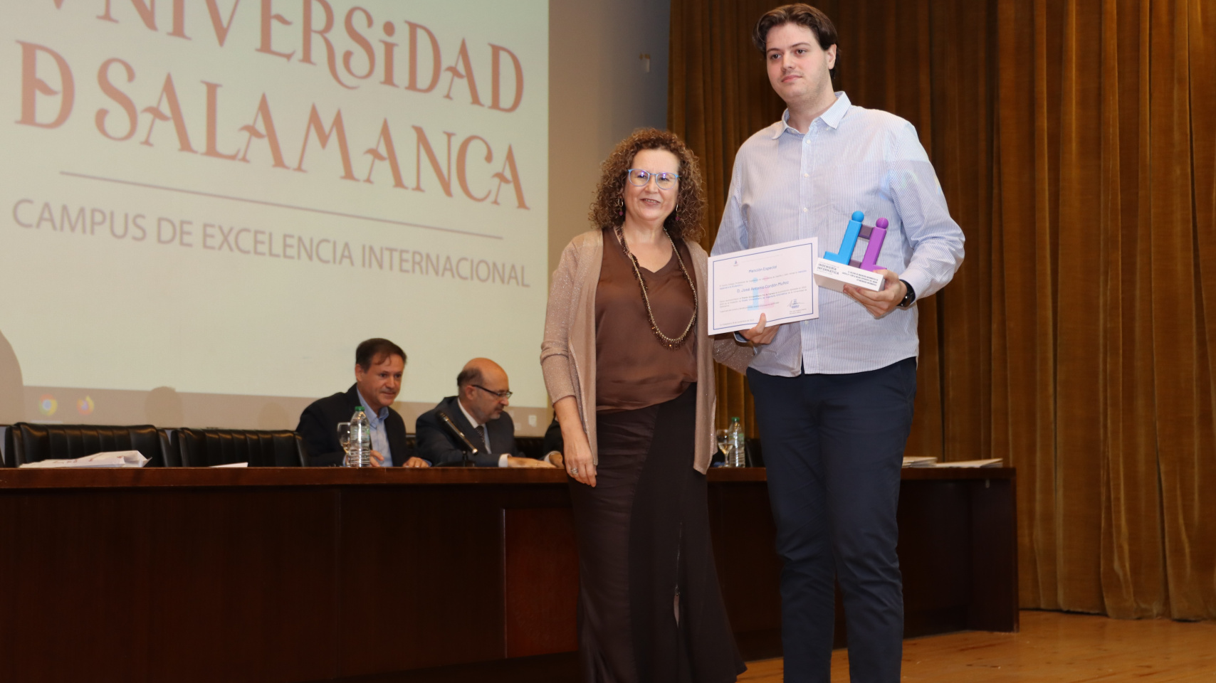 El vicerrector de Ordenación Académica y Profesorado, David Díez, ha presidido el evento junto con los dos decanos, Antonio Miguel Martínez (Ciencias) y María del Mar Canedo (Ciencias Químicas).