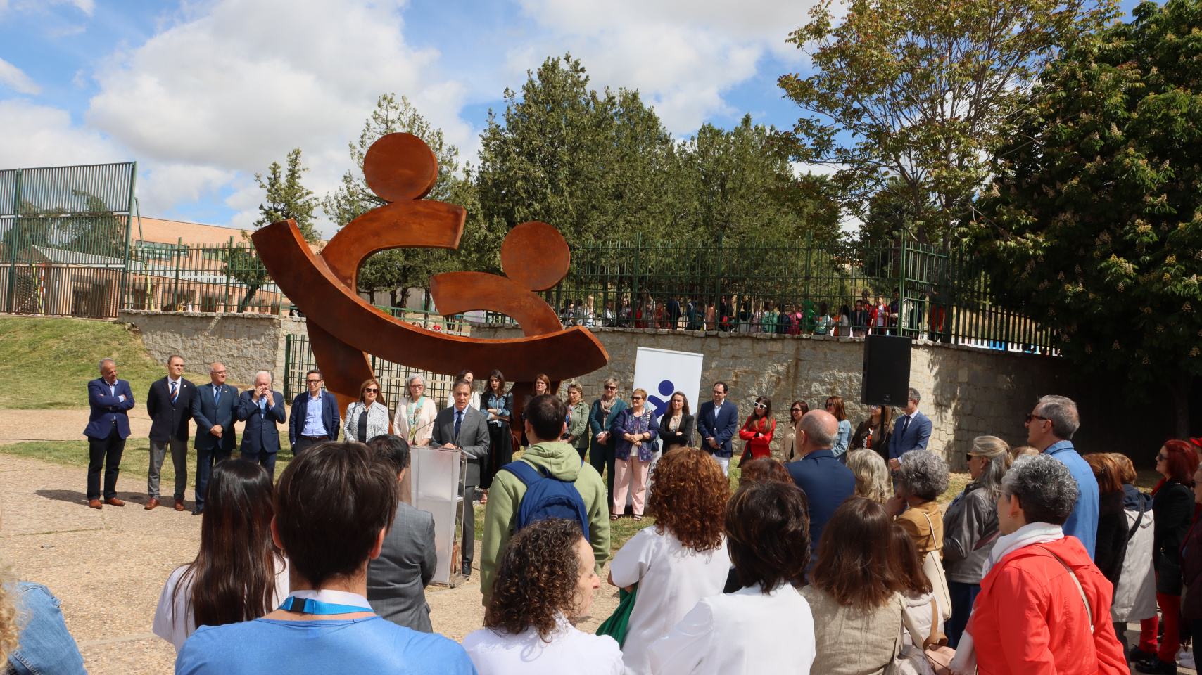 Acto de inauguración de la escultura en homenaje a la labor de los profesionales sanitarios durante la pandemia