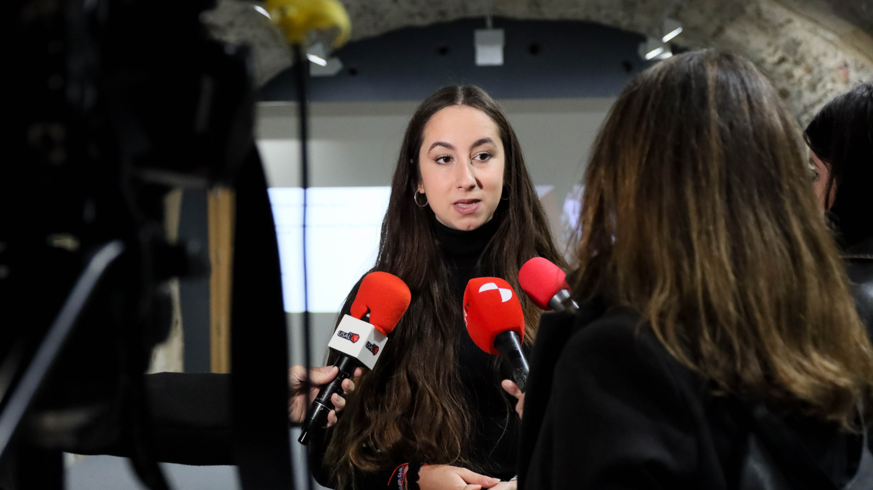 La comisaria de la obra "Códigos represivos", Beatriz Arroyo, atiende a los medios de comunicación
